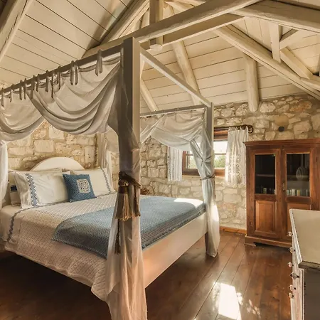 Vilă Villa Lalla With Private Pool, Sea View & Spacious Garden *