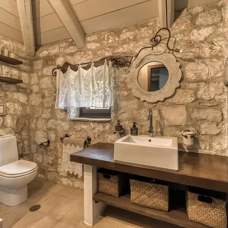 Vilă Villa Lalla With Private Pool, Sea View & Spacious Garden